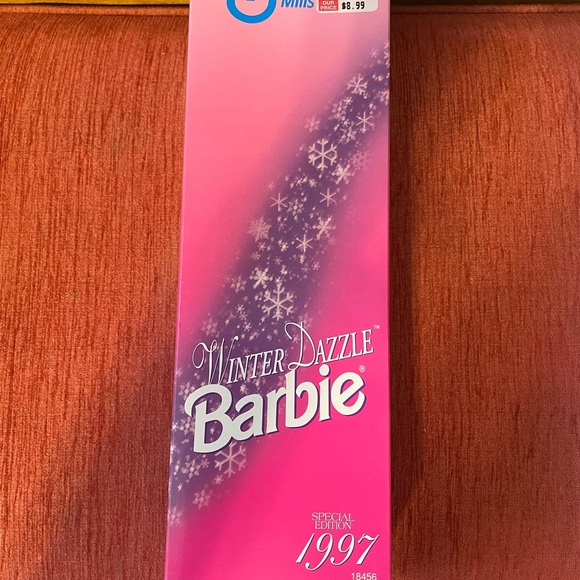 Barbie Winter Dazzle Special Edition Pink Box - Picture 2 of 3
